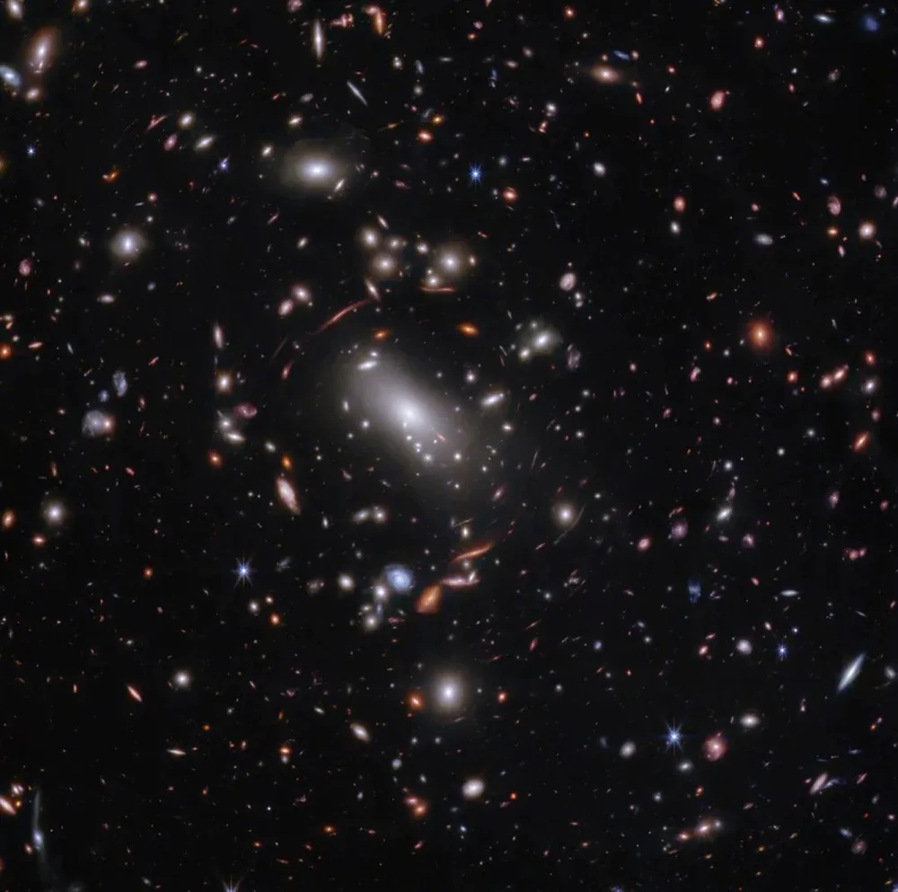 Galaksi jauh yang diamati oleh Teleskop Webb, termasuk yang diherotkan oleh kanta graviti yang wujud pada fajar alam semesta hanya 600 juta tahun selepas Big Bang